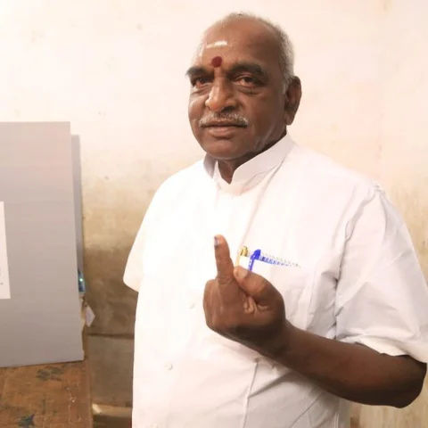 `விமர்சிக்க மாட்டேன்; இன்னும் கடுமையாக்கணும்!'- யாரைச் சொல்கிறார் பொன்.ராதாகிருஷ்ணன்