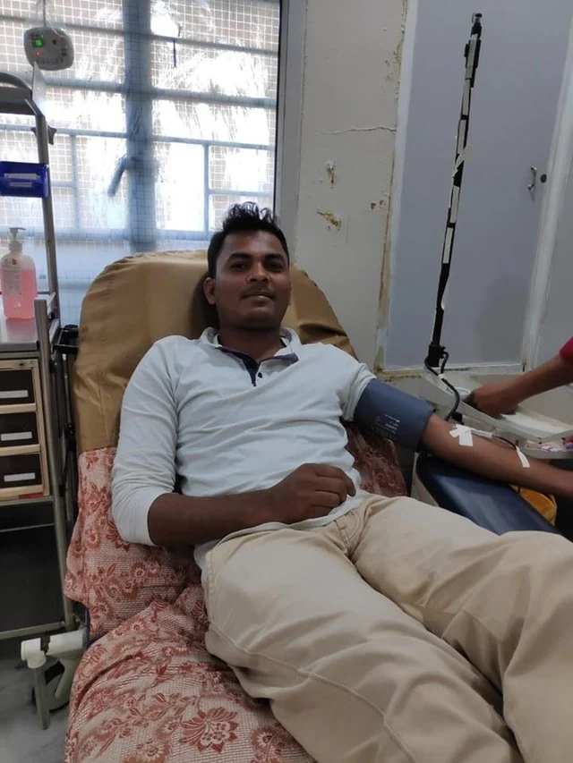 `ரத்தம் கொடுக்க ரமலான் நோன்பை முறித்த இளைஞர்!’ - குவியும் பாராட்டுகள்