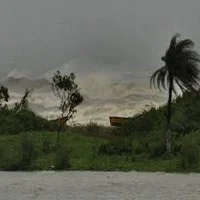 ஹூட் ஹூட் புயலுக்கு ஆந்திரா, ஒடிசாவில் 6 பேர் பலி!