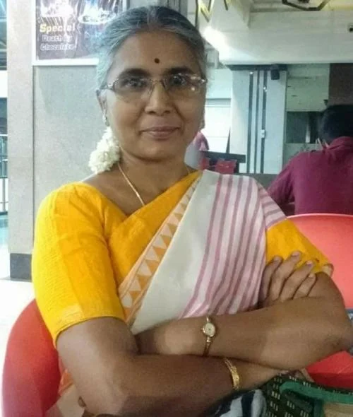 ``செல்வி பாஸாயிட்டா... ஆனா, மேல படிக்க முடில..!" அரசுப் பள்ளி ஆசிரியையின் வருத்தம்