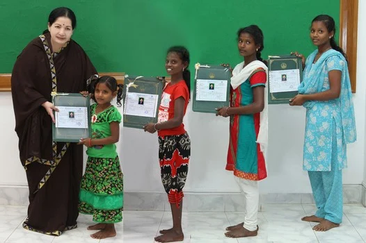 பெற்றோரை இழந்த 4 பெண் குழந்தைகளுக்கு ரூ.4 லட்சம் வைப்பு நிதி: ஜெயலலிதா வழங்கினார்