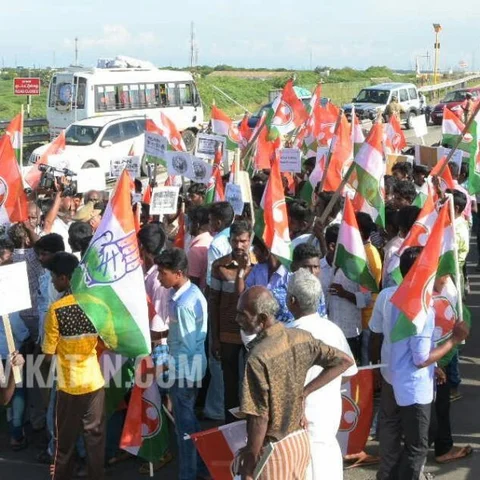 `தூத்துக்குடி ஆட்சியர் ஸ்டெர்லைட் ஆலைக்கு ஆதரவாகச் செயல்படுகிறார்’ - கொதிக்கும் காங்கிரஸ்