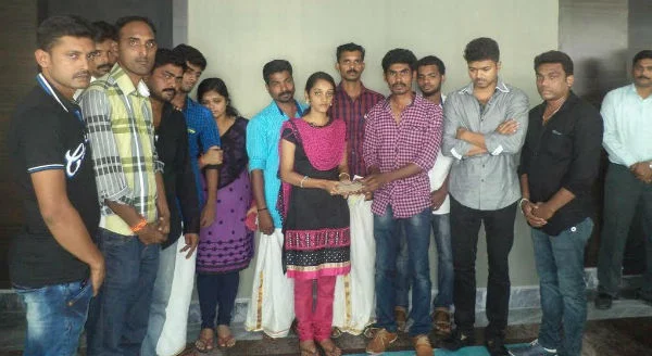 உன்னிகிருஷ்ணன் குடும்பத்துக்கு 3 லட்சம் நிதியுதவி அளித்த விஜய்!