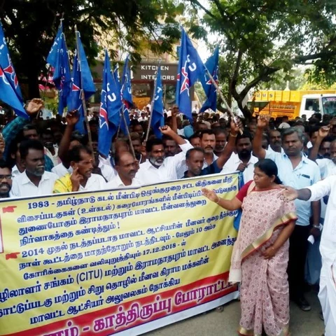 விசைப்படகு மீனவர்கள் மீது நடவடிக்கை தேவை! - நாட்டுப் படகு மீனவர்கள் காத்திருப்பு போராட்டம்