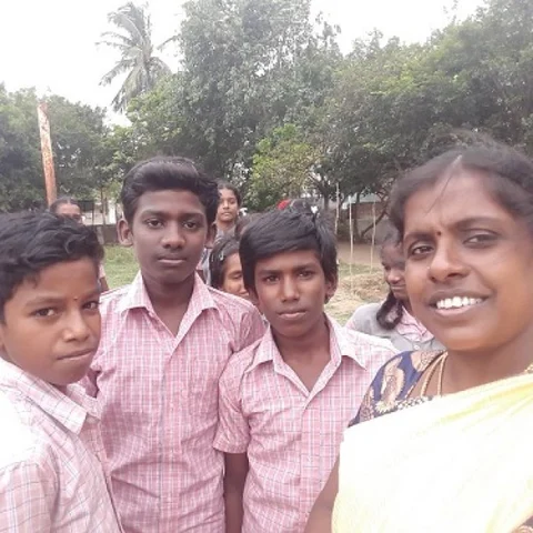 காலையில் விவசாயம், பிறகு பள்ளிப் படிப்பு - அசத்தும் வெங்களத்தூர் அரசுப் பள்ளி மாணவர்கள்! #CelebrateGovtSchools