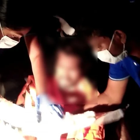 கைகள் துண்டாகி சாக்கடையில் கிடந்த மனிதரை மீட்டு மறுவாழ்வு அளித்த `பவானி' இளைஞர்கள்!