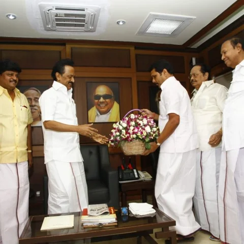சரவெடியால் அதிர்ந்த அண்ணா அறிவாலயம்! - ஆதரவாளர்களுடன் தி.மு.க-வில் இணைந்தார் செந்தில் பாலாஜி!
