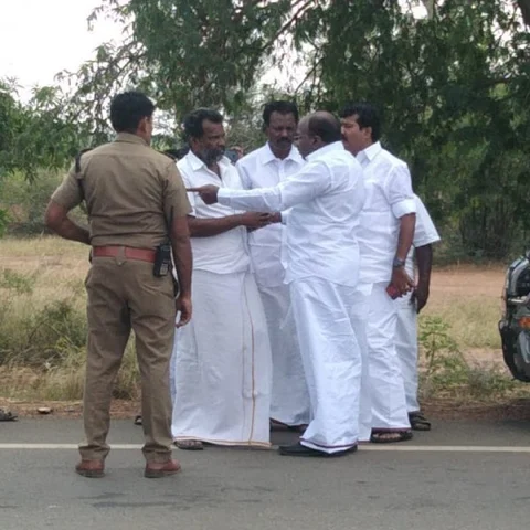 தி.மு.க ஊராட்சிக்கூட்டத்தில் சலசலப்பு - போலீஸ் குவிப்பு கூட்டம் ரத்து!