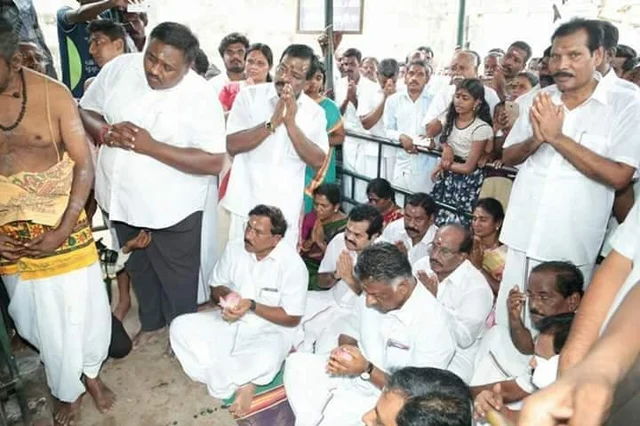 கோயிலுக்குச் சென்று பூஜை செய்த துணை முதல்வர் ஓ.பன்னீர்செல்வம்