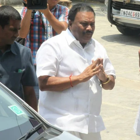 `அதான் ஓட்டுக்குப் பணம் கொடுத்தோம்ல!'- திண்டுக்கல் சீனிவாசன் பதிலால் அதிர்ந்த அ.தி.மு.க தொண்டர்