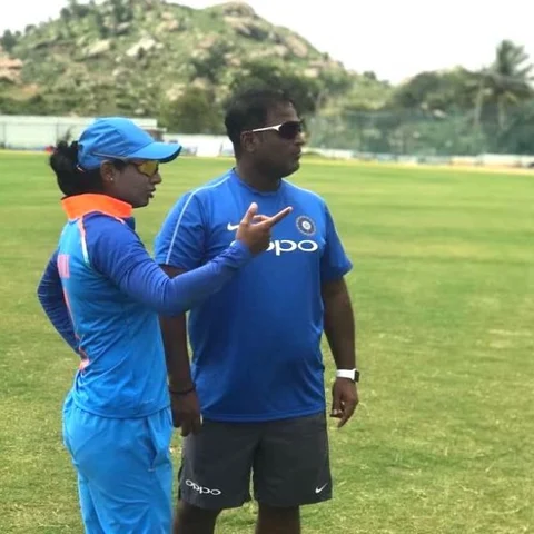 இந்திய மகளிர் அணிக்குப் பயிற்சியாளரான முன்னாள் சுழற்பந்துவீச்சாளர்!