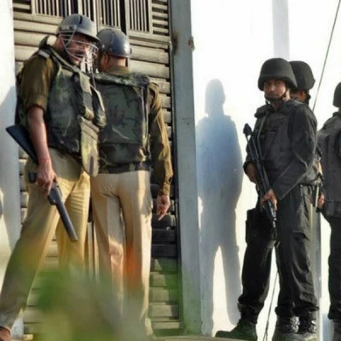 உ.பி-யில் 10 மணி நேரத்துக்குப் பிறகு ஐஎஸ் தீவிரவாதி சுட்டுக்கொலை!