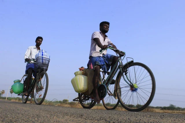 `ஒரு குடம் தண்ணீருக்கு 4 கி.மீ. அலையுறோம்!' - காவிரிக் கரையில் ஒலிக்கும் வேதனைக் குரல்கள்