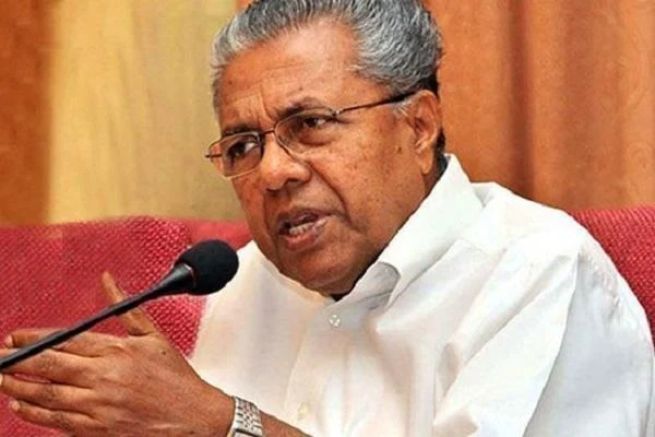 `இதுவரை 30 பெண்கள் சபரிமலை செல்ல முயன்றுள்ளனர்!' - அறிக்கை தாக்கல் செய்த கேரள முதல்வர்