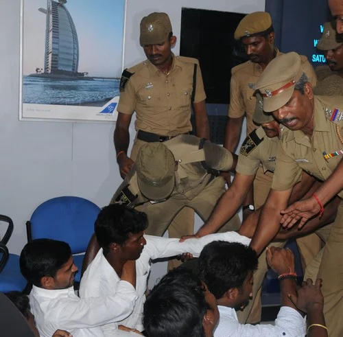 சிங்கள நிறுவனங்கள் வெளியேற மாணவர் கூட்டமைப்பு 24 மணி நேரம் கெடு!