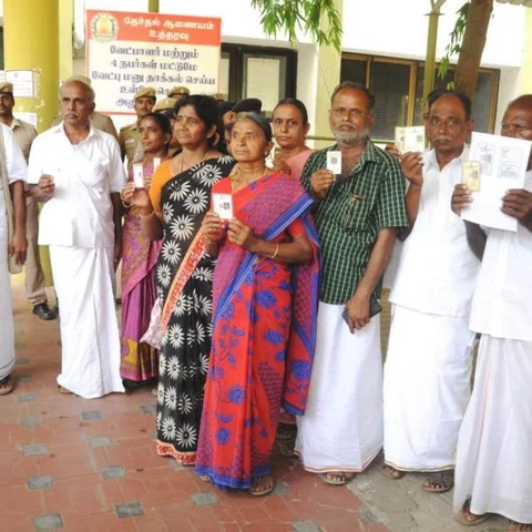 `எங்கள் உரிமையைப் பறிக்கிறீர்கள்!’ – வாக்காளர் அடையாள அட்டையை வீசியெறிந்த விவசாயிகள்…