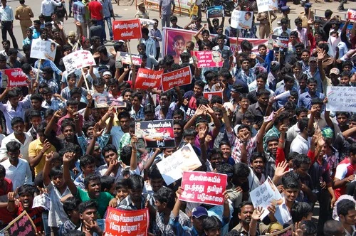 10வது நாளாக பற்றி எரியும் தமிழகம்! (படங்கள்)