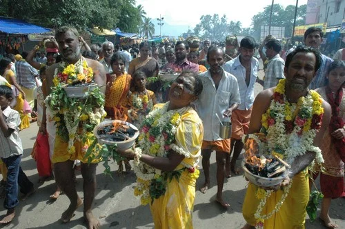 கோலாகலமாக தொடங்கியது கெள மாரியம்மன் திருவிழா! (படங்கள்)