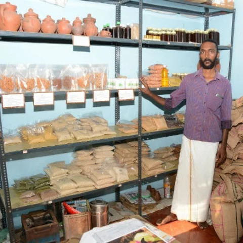 'பாதி நாள் தோட்டத்துல... மீதி நாள் இயற்கை அங்காடில!” - இன்ஜினீயர் விவசாயி ஆன கதை