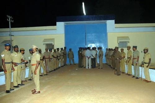 பா.ம.க.வினர் இன்றும் வன்முறை: வட மாவட்டங்களில் பதற்றம் (படங்கள்)