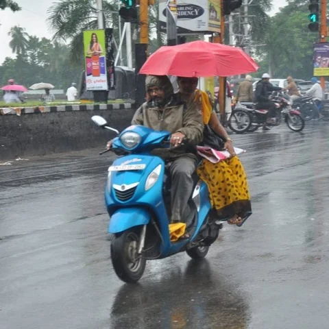 தொடர் கனமழையிலும் பள்ளிகள் திறப்பு! - கலெக்டர் உத்தரவை மீறிய தனியார் பள்ளிகள்