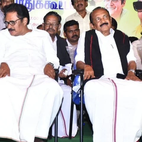 `எனக்குக் கோபமெல்லாம் போய் ரொம்ப நாளாயிடுச்சு’ - திருச்சியில் கே.என்.நேருவிடம் கலகலத்த வைகோ