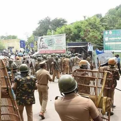 'போலீஸ் தாக்கவில்லை என எழுதிக் கொடுங்கள்!’ - மிரட்டப்படுகிறார்களா தூத்துக்குடி மக்கள்?