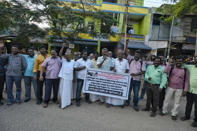 காவல்துறையினருக்கு எதிராக திருவில்லிபுத்தூரில் செய்தியாளர்கள் போராட்டம்
