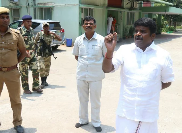 ` முதல்வர் மீது கிரிமினல் நடவடிக்கை!' - பணப்பட்டுவாடா விவகாரத்தில் கொதிக்கும் ஸ்டாலின்