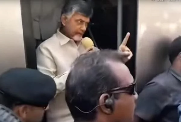 `உங்களுக்கு `டைம்' தர்றேன்; கலைந்து செல்லுங்கள்!'- வாகனத்தை மறித்த பா.ஜ.க-வினரை தெறிக்கவிட்ட சந்திரபாபு நாயுடு