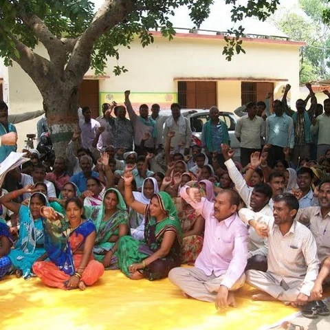 போன் பேசும் பெண்களுக்கு ரூ.21,000 ஃபைன் போடும் உ.பி கிராமம்!