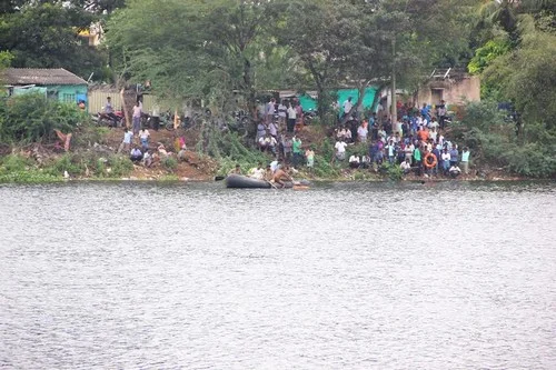 போதையில் ஏரியில் விழுந்து இறந்தவர் உடலை மீட்ட கண் தெரியாதவர்!