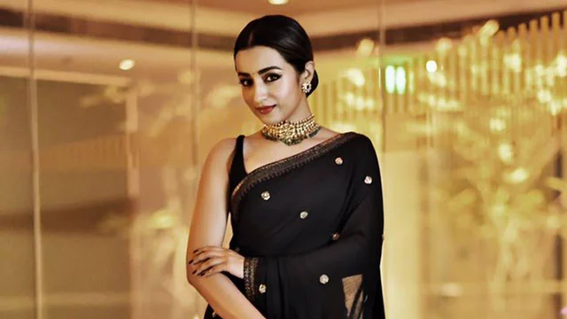 `` `லெட் மீ கோ' என கார்த்திக்கிற்கு SMS அனுப்பும் ஜெஸ்ஸி, ராமின் கரம் பற்றிக்கொண்டு அழுதபடி விடைபெற்ற ஜானு!" - #HBDTrisha