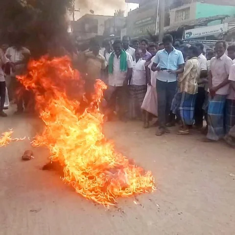 என்.எல்.சி-க்கு ஆதரவாகக் கருத்து! - அமைச்சர் எம்.சி.சம்பத்தின் உருவ பொம்மை எரிப்பு