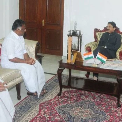 'உள்துறை அமைச்சர் போதும்!'- அ.தி.மு.க: 'பொறுப்பு முதல்வர் வேண்டும்!' - கவர்னர்