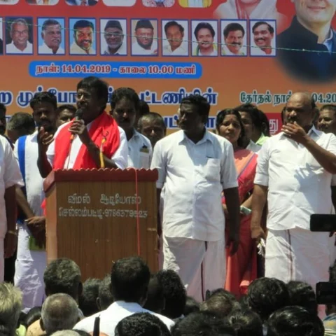 தி.மு.க. வேட்பாளர் பிரசாரத்தில் கோஷ்டிப் பூசல் - முன்னாள் எம்.எல்.ஏ-யின் சட்டையைப் பிடித்த தொண்டர்!