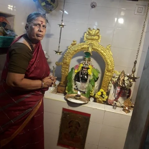 ''கடவுளுக்கும் பூசாரிக்கும் மத்தியில் ஆம்பளை, பொம்பளை வித்தியாசம் எதுக்குங்க?'' - பெண் பூசாரி கிருஷ்ணவேணி