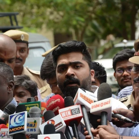 ``நான் அரசியல்வாதி இல்லைங்க... ஸ்டேட் கவர்ன்மென்ட்னா என்ன?’’ - கமிஷனர் ஆபீஸில் சிம்பு