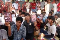 உண்ணாவிரத பந்தலில் இலங்கை போர் சி.டி.!