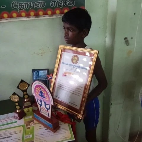 `சிங்கப்பூருக்கு அனுப்புங்கள்; இந்தியாவுக்குப் பெருமை சேர்ப்பேன்'- சாதிக்கத் துடிக்கும் ஏழை மாணவன்