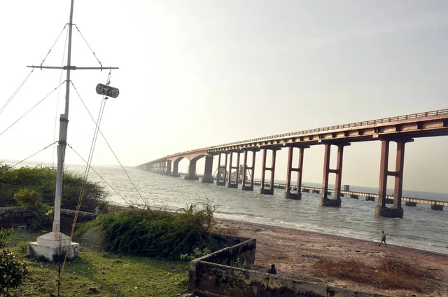 பாம்பன், நாகை துறைமுகங்களில் ஒன்றாம் எண் புயல் எச்சரிக்கைக் கூண்டு!