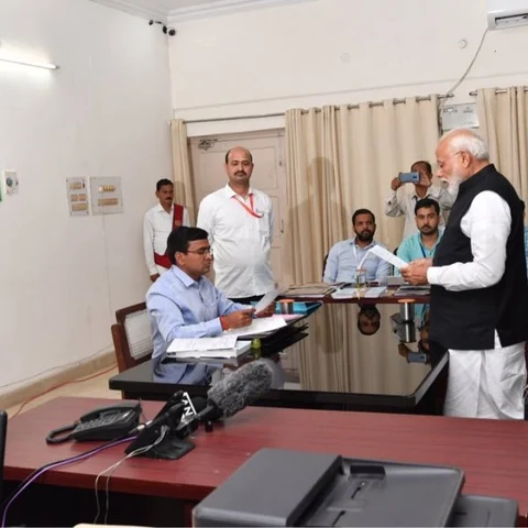 `38,750 ரூபாய்தான் கையில் இருக்கு; சொந்தமா கார், பைக் இல்ல!' - வேட்பு மனுவில் மோடி தகவல்