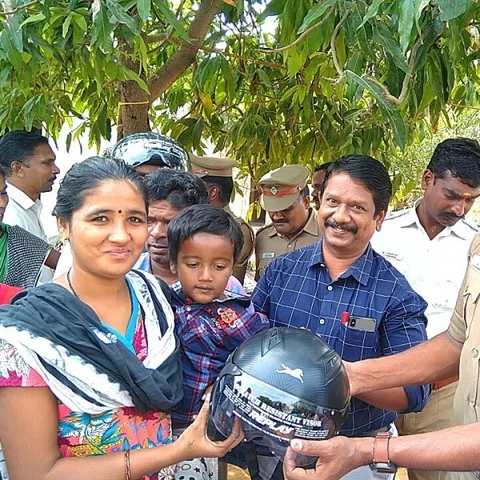 நாடோடி இன மக்களுக்கு ஹெல்மெட்! - விழிப்பு உணர்வை ஏற்படுத்திய இன்ஸ்பெக்டர்