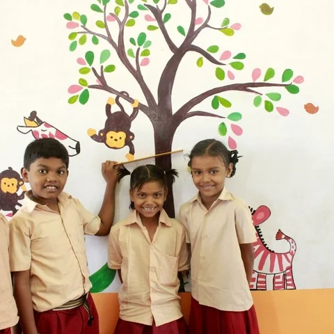 சுவரே கரும்பலகை... ஓவியமே பாடம் - அசத்தும் அரசுப் பள்ளி!