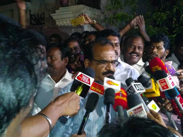 'எங்கள் பக்கம் 87 எம்.எல்.ஏ.க்கள்...!' - பகீர் கிளப்பும் நாஞ்சில் சம்பத்