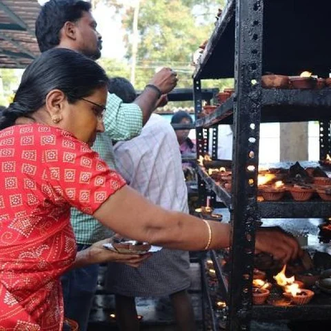 சனீஸ்வர பகவானுக்கு எள் தீபம் ஏற்றுவது சரியா, தவறா?