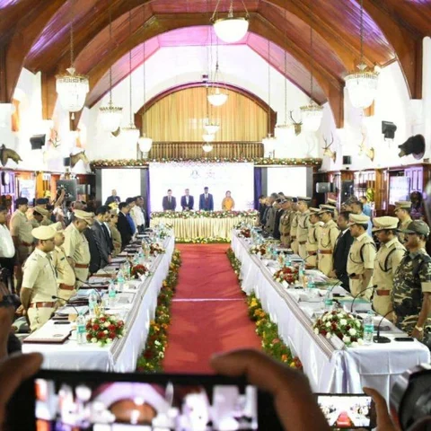 நாடாளுமன்றத் தேர்தலைச் சீர்குலைக்க சதித் திட்டமா? - உடனடியாகக் கூடிய 4 மாநில டி.ஜி.பி-க்கள் கூட்டம்