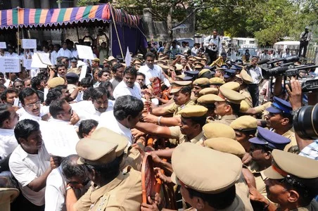 சுங்கத்துறை அலுவலகத்தை முற்றுகையிட்ட ஐகோர்ட் வழக்கறிஞர்கள் கைது (படங்கள்)