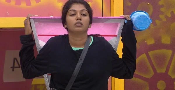 ஐஸ்வர்யா... யாஷிகாகிட்டதான் நீங்க உஷாரா இருக்கனும்! #BiggBossTamil2