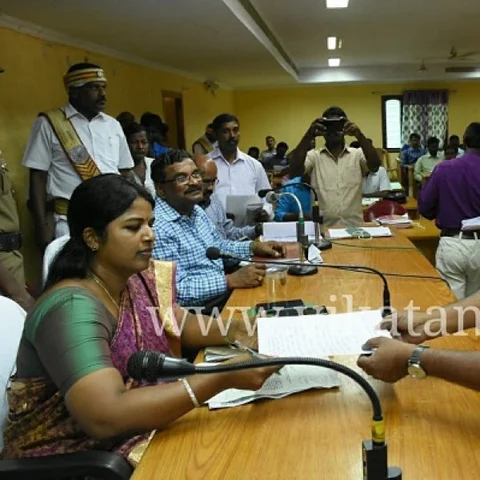அதிகாரிகளைக் குற்றம்சாட்டிய ஆளுங்கட்சி எம்.எல்.ஏ! - அலட்சியப்படுத்திய ஆட்சியர்